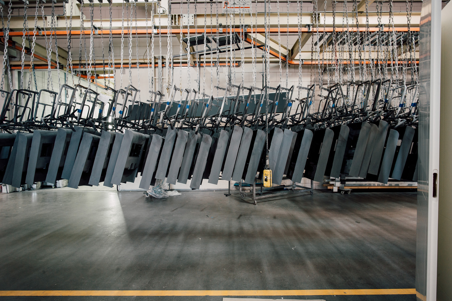 MeilingCoatings-262 Afbeelding van kunststof kappen die richting de spuitcabine gaan.